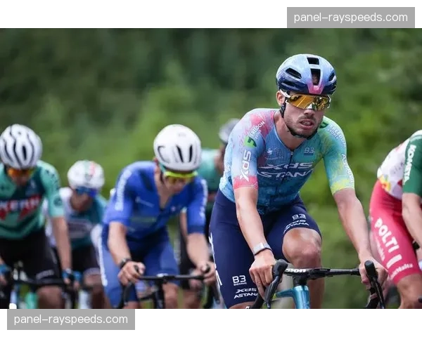 环加泰罗尼亚领奖台上，老对手罗格里奇与贝尔纳尔的握手