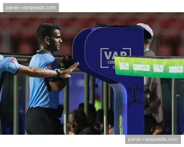 特写：走进德甲VAR中心，揭秘“小黑屋”内的决策过程