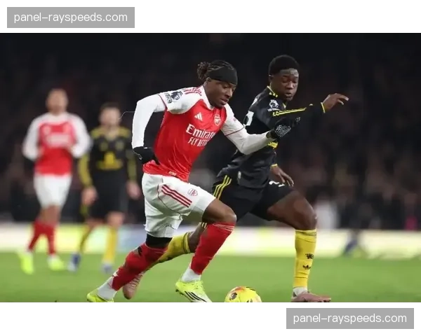 暖心一幕：曼联小将梅努进球后，冲向看台与家人庆祝