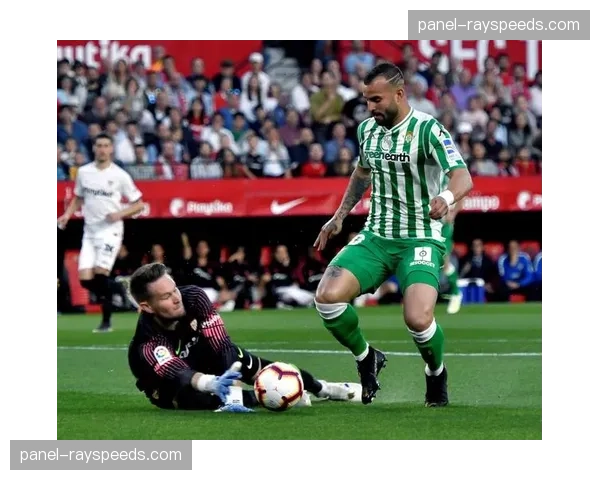 特写：终场哨响，39岁的纳瓦斯与塞维利亚球迷挥手告别